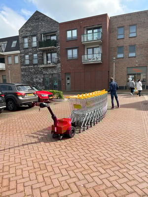 Winkelwagens verplaatsen met elektrische trekker